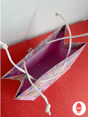 OEM CMYK Pantone Color ถุงของขวัญแบบกำหนดเองสำหรับเครื่องสำอางน้ำหอม